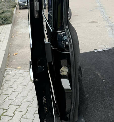 Черный Мерседес Вито, объемом двигателя 2.2 л и пробегом 430 тыс. км за 4500 $, фото 8 на Automoto.ua