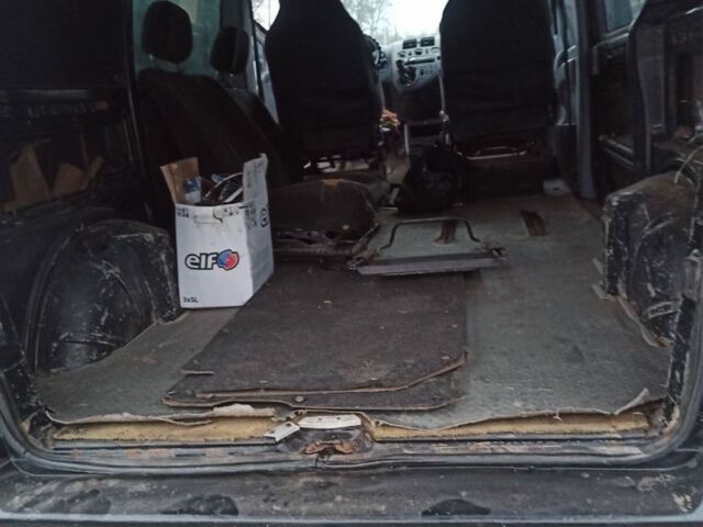 Чорний Мерседес Віто, об'ємом двигуна 2.2 л та пробігом 400 тис. км за 2950 $, фото 7 на Automoto.ua