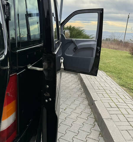 Черный Мерседес Вито, объемом двигателя 2.2 л и пробегом 430 тыс. км за 4500 $, фото 19 на Automoto.ua