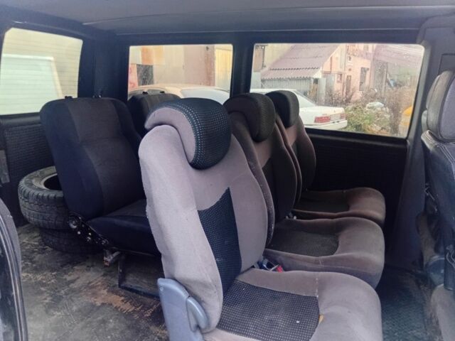 Черный Мерседес Вито, объемом двигателя 2.2 л и пробегом 360 тыс. км за 4300 $, фото 7 на Automoto.ua