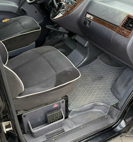 Черный Мерседес Вито, объемом двигателя 2.2 л и пробегом 430 тыс. км за 4500 $, фото 11 на Automoto.ua