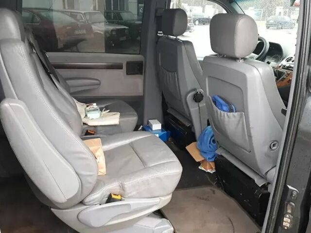 Черный Мерседес Вито, объемом двигателя 2.1 л и пробегом 287 тыс. км за 2800 $, фото 5 на Automoto.ua