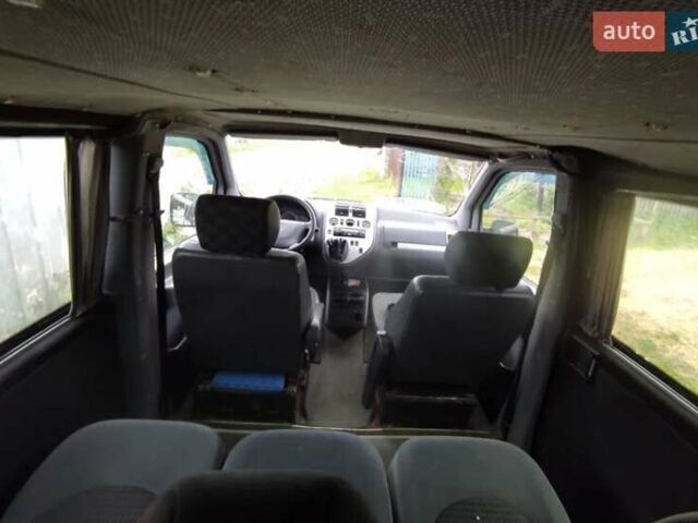 Черный Мерседес Вито, объемом двигателя 2.2 л и пробегом 296 тыс. км за 3300 $, фото 4 на Automoto.ua