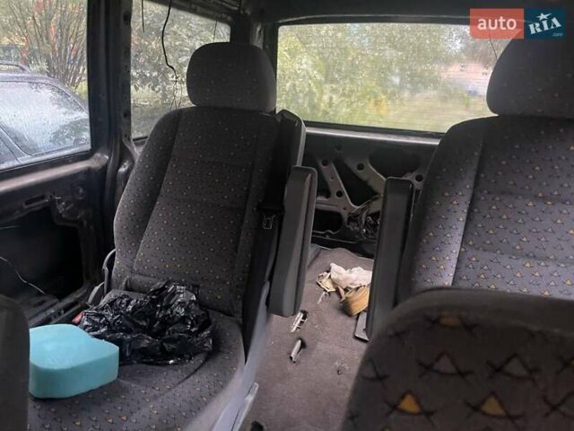 Черный Мерседес Вито, объемом двигателя 2.15 л и пробегом 333 тыс. км за 5000 $, фото 1 на Automoto.ua