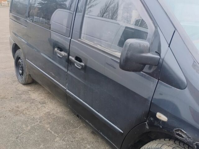 Черный Мерседес Вито, объемом двигателя 2.2 л и пробегом 240 тыс. км за 2900 $, фото 2 на Automoto.ua