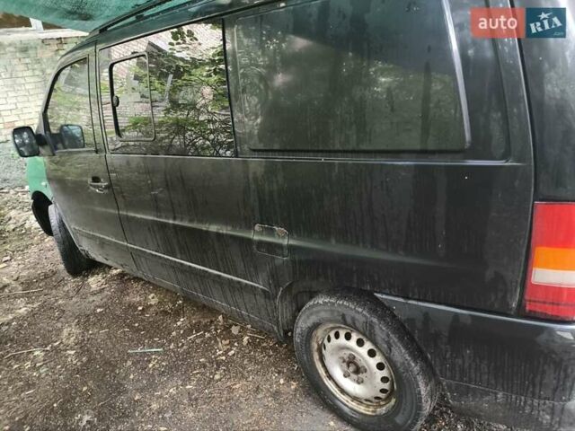 Черный Мерседес Вито, объемом двигателя 2.2 л и пробегом 390 тыс. км за 2750 $, фото 2 на Automoto.ua