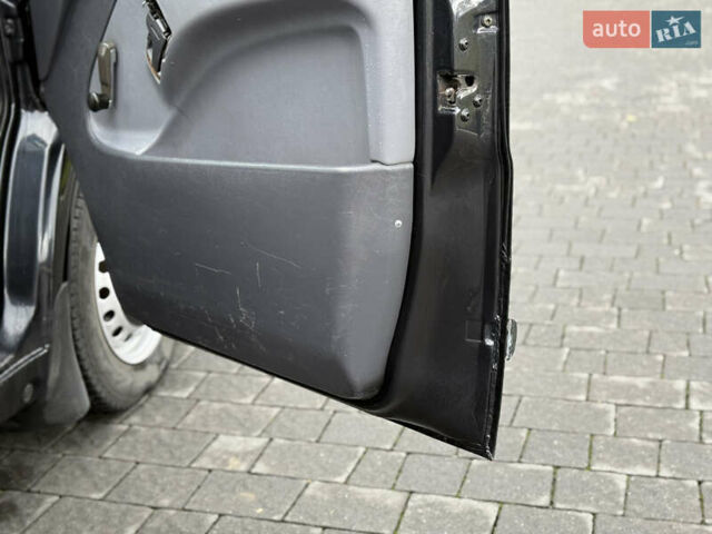 Черный Мерседес Вито, объемом двигателя 2.2 л и пробегом 370 тыс. км за 4699 $, фото 47 на Automoto.ua