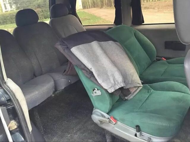 Черный Мерседес Вито, объемом двигателя 2.2 л и пробегом 288 тыс. км за 3000 $, фото 5 на Automoto.ua