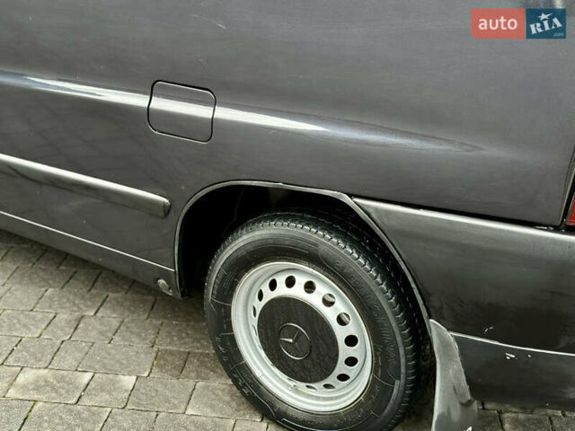 Черный Мерседес Вито, объемом двигателя 2.2 л и пробегом 370 тыс. км за 4699 $, фото 18 на Automoto.ua