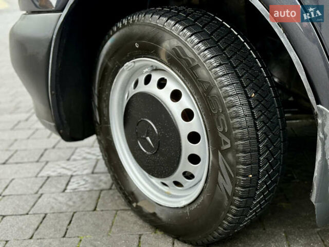 Черный Мерседес Вито, объемом двигателя 2.2 л и пробегом 370 тыс. км за 4699 $, фото 12 на Automoto.ua