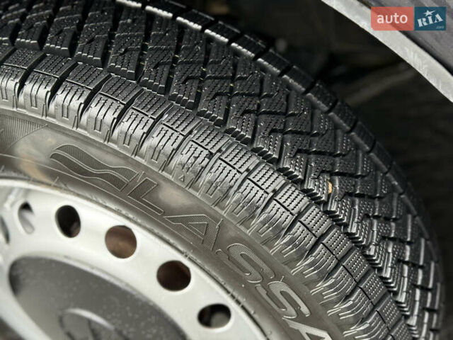 Черный Мерседес Вито, объемом двигателя 2.2 л и пробегом 370 тыс. км за 4699 $, фото 13 на Automoto.ua