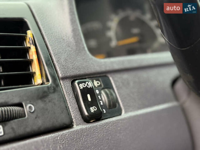 Черный Мерседес Вито, объемом двигателя 2.2 л и пробегом 370 тыс. км за 4699 $, фото 42 на Automoto.ua