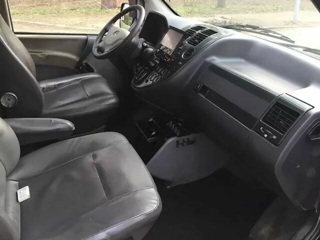 Черный Мерседес Вито, объемом двигателя 2.2 л и пробегом 288 тыс. км за 3000 $, фото 4 на Automoto.ua