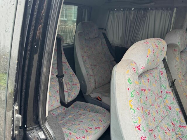 Черный Мерседес Вито, объемом двигателя 2.2 л и пробегом 360 тыс. км за 6000 $, фото 9 на Automoto.ua