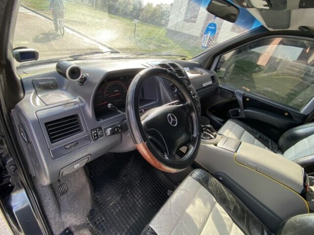 Черный Мерседес Вито, объемом двигателя 2.1 л и пробегом 311 тыс. км за 3000 $, фото 4 на Automoto.ua