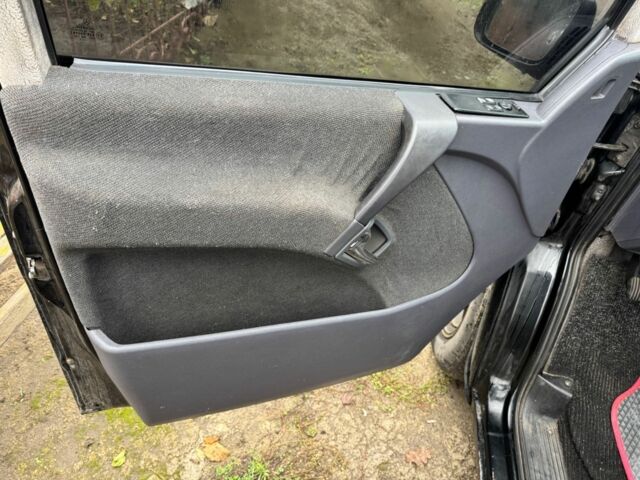 Черный Мерседес Вито, объемом двигателя 2.2 л и пробегом 360 тыс. км за 6000 $, фото 6 на Automoto.ua