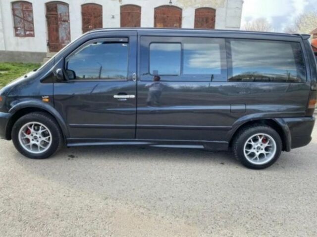 Черный Мерседес Вито, объемом двигателя 2.1 л и пробегом 311 тыс. км за 3000 $, фото 1 на Automoto.ua