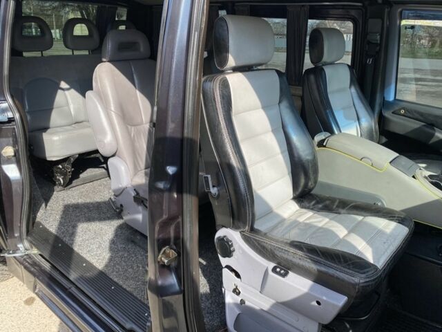 Черный Мерседес Вито, объемом двигателя 2.1 л и пробегом 311 тыс. км за 3000 $, фото 9 на Automoto.ua