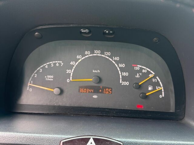 Черный Мерседес Вито, объемом двигателя 2.2 л и пробегом 360 тыс. км за 6000 $, фото 12 на Automoto.ua