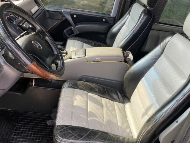 Черный Мерседес Вито, объемом двигателя 2.1 л и пробегом 311 тыс. км за 3000 $, фото 6 на Automoto.ua