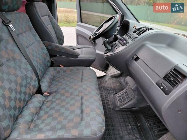 Черный Мерседес Вито, объемом двигателя 2.2 л и пробегом 489 тыс. км за 5200 $, фото 12 на Automoto.ua