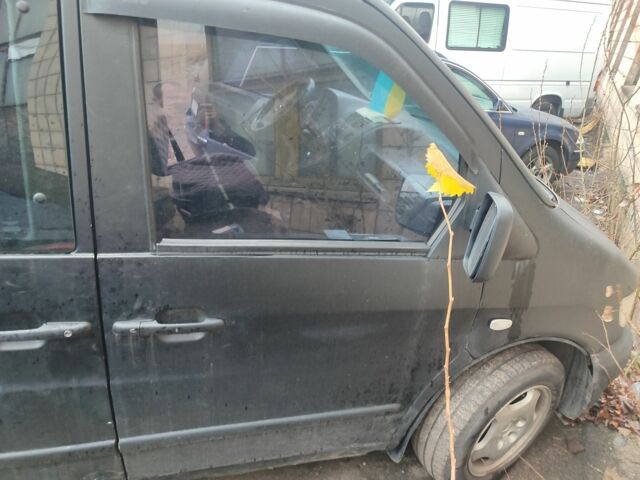 Черный Мерседес Вито, объемом двигателя 2.1 л и пробегом 460 тыс. км за 3578 $, фото 3 на Automoto.ua