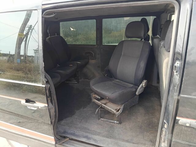 Черный Мерседес Вито, объемом двигателя 2.1 л и пробегом 380 тыс. км за 3800 $, фото 13 на Automoto.ua