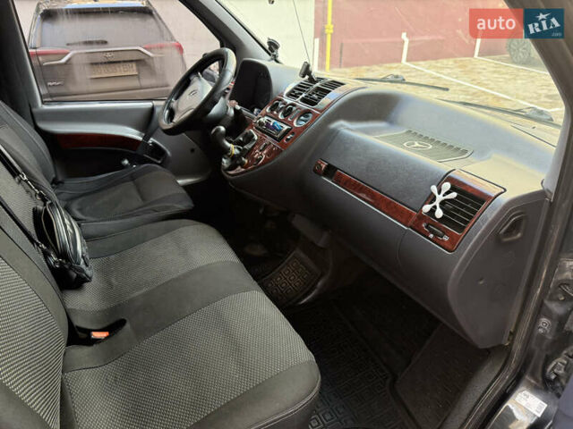 Черный Мерседес Вито, объемом двигателя 2.15 л и пробегом 347 тыс. км за 5200 $, фото 5 на Automoto.ua