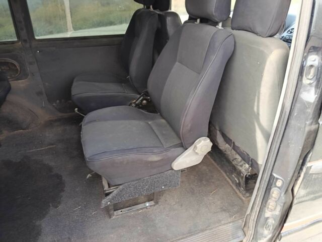 Черный Мерседес Вито, объемом двигателя 2.1 л и пробегом 380 тыс. км за 3800 $, фото 12 на Automoto.ua