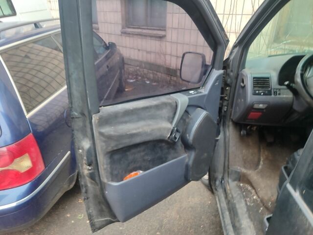 Черный Мерседес Вито, объемом двигателя 2.1 л и пробегом 460 тыс. км за 3578 $, фото 5 на Automoto.ua