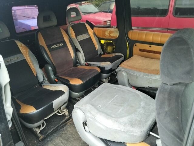 Черный Мерседес Вито, объемом двигателя 2.1 л и пробегом 264 тыс. км за 4650 $, фото 3 на Automoto.ua