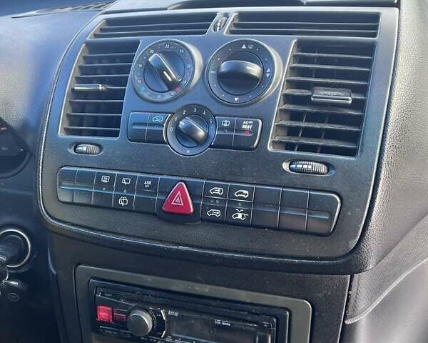 Черный Мерседес Вито, объемом двигателя 2.2 л и пробегом 310 тыс. км за 6100 $, фото 11 на Automoto.ua