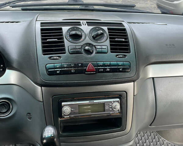 Черный Мерседес Вито, объемом двигателя 2.15 л и пробегом 438 тыс. км за 7900 $, фото 15 на Automoto.ua