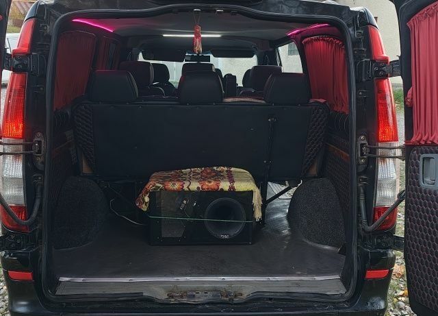 Черный Мерседес Вито, объемом двигателя 2.2 л и пробегом 396 тыс. км за 6700 $, фото 6 на Automoto.ua