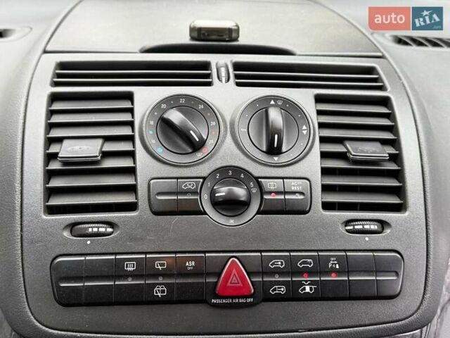 Черный Мерседес Вито, объемом двигателя 2.15 л и пробегом 300 тыс. км за 7300 $, фото 14 на Automoto.ua
