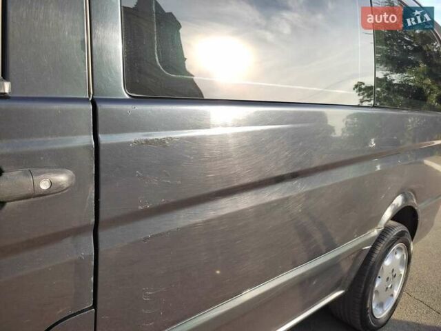 Черный Мерседес Вито, объемом двигателя 2.15 л и пробегом 375 тыс. км за 7500 $, фото 9 на Automoto.ua