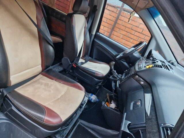 Черный Мерседес Вито, объемом двигателя 2.1 л и пробегом 500 тыс. км за 5500 $, фото 7 на Automoto.ua