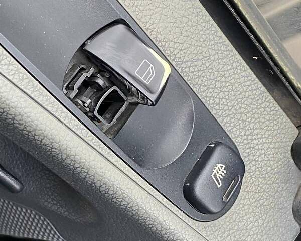 Черный Мерседес Вито, объемом двигателя 2.15 л и пробегом 268 тыс. км за 6490 $, фото 19 на Automoto.ua