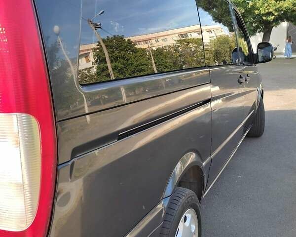 Черный Мерседес Вито, объемом двигателя 2.15 л и пробегом 375 тыс. км за 7500 $, фото 2 на Automoto.ua