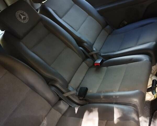 Черный Мерседес Вито, объемом двигателя 2.15 л и пробегом 515 тыс. км за 9200 $, фото 3 на Automoto.ua