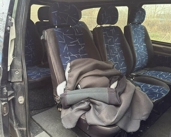 Черный Мерседес Вито, объемом двигателя 2.2 л и пробегом 260 тыс. км за 6400 $, фото 6 на Automoto.ua