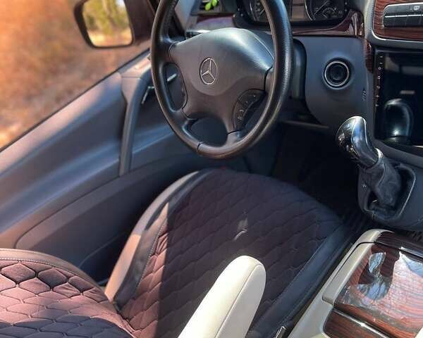 Черный Мерседес Вито, объемом двигателя 2.99 л и пробегом 396 тыс. км за 16000 $, фото 4 на Automoto.ua