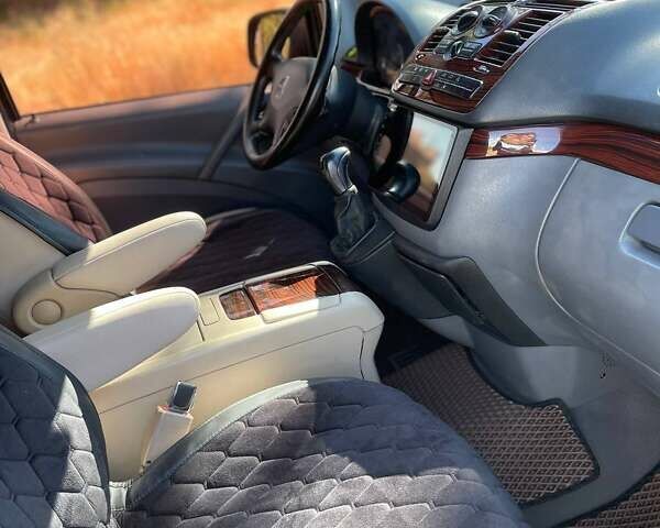 Черный Мерседес Вито, объемом двигателя 2.99 л и пробегом 396 тыс. км за 16000 $, фото 8 на Automoto.ua