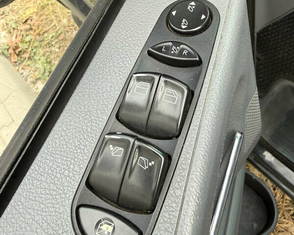 Черный Мерседес Вито, объемом двигателя 2.15 л и пробегом 309 тыс. км за 8500 $, фото 14 на Automoto.ua