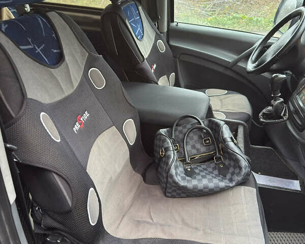 Черный Мерседес Вито, объемом двигателя 2.2 л и пробегом 260 тыс. км за 6400 $, фото 4 на Automoto.ua