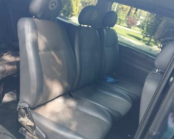 Черный Мерседес Вито, объемом двигателя 2.15 л и пробегом 515 тыс. км за 9200 $, фото 4 на Automoto.ua