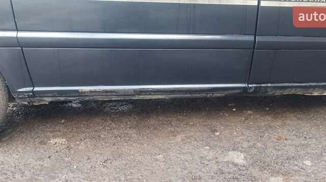 Черный Мерседес Вито, объемом двигателя 2.15 л и пробегом 270 тыс. км за 9000 $, фото 9 на Automoto.ua