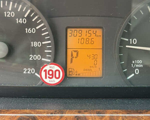Черный Мерседес Вито, объемом двигателя 2.15 л и пробегом 309 тыс. км за 8500 $, фото 13 на Automoto.ua