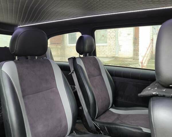 Черный Мерседес Вито, объемом двигателя 2.15 л и пробегом 300 тыс. км за 12000 $, фото 4 на Automoto.ua