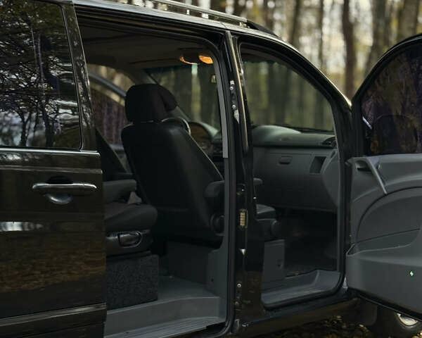 Черный Мерседес Вито, объемом двигателя 2.15 л и пробегом 330 тыс. км за 12000 $, фото 13 на Automoto.ua